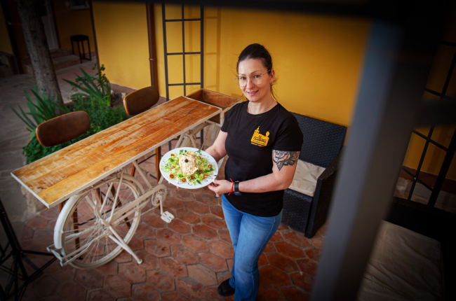 Gyna atesora más de una década de experiencia en la hostelería de Quintana Redonda y ahora da vida al Quartelillo, un singular proyecto con gran calidad/precio.  / MARIO TEJEDOR