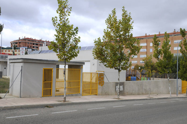 El centro infantil, situado en la calle Eduado Saavedra, abrirá sus puertas en cuento la empresa Eulen cierre el plazo de matriculación. / VALENTÍN GUISANDE-