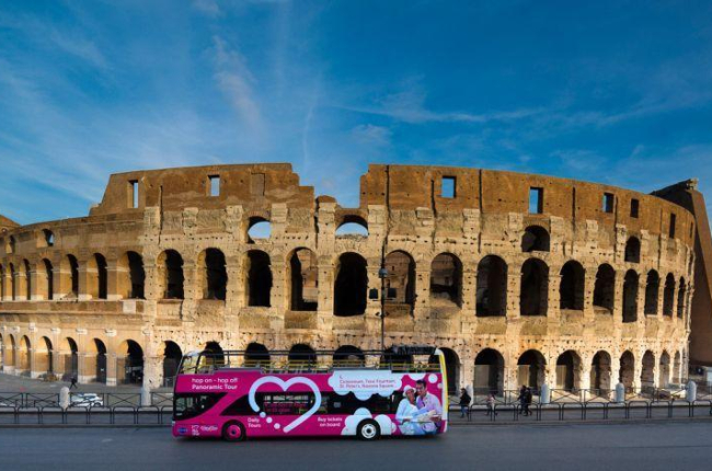 El bus turístico de Roma gestionado por Julià.-