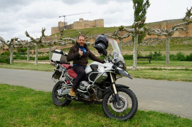 Miquel Silvestre rodando para la serie documental El Nómada de la moto, en Berlanga de Duero. HDS