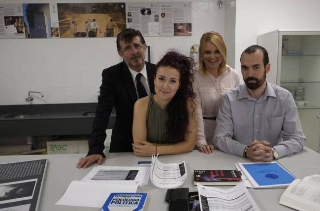Miembros de la primera unidad para el análisis de la conducta criminal en España, en el laboratorio de criminalística de la USAL.-Enrique Carrascal