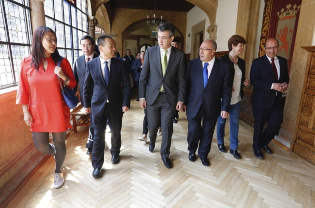 El presidente de la Diputación de León, Juan Martínez Majo, recibe a la delegación china de la Prefectura de Leshan para trabajar en el hermanamiento entre las dos provincias.-ICAL