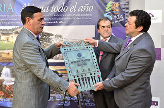 Pardo entrega la placa conmemorativa a Utrilla en presencia de Casado. / ÁLVARO MARTÍNEZ-