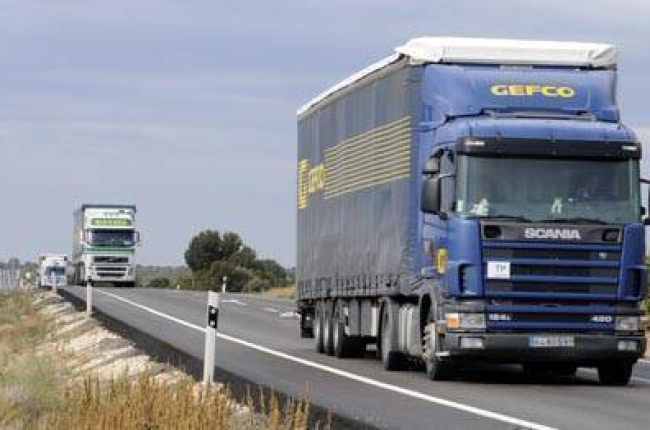 Camiones de transporte de mercancías en carretera. / V. G. -