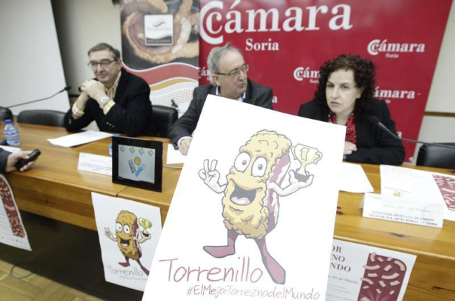 Moreno, Frías y Martínez tras la ‘mascota’ de Torrezno de Soria.-LUIS ÁNGEL TEJEDOR