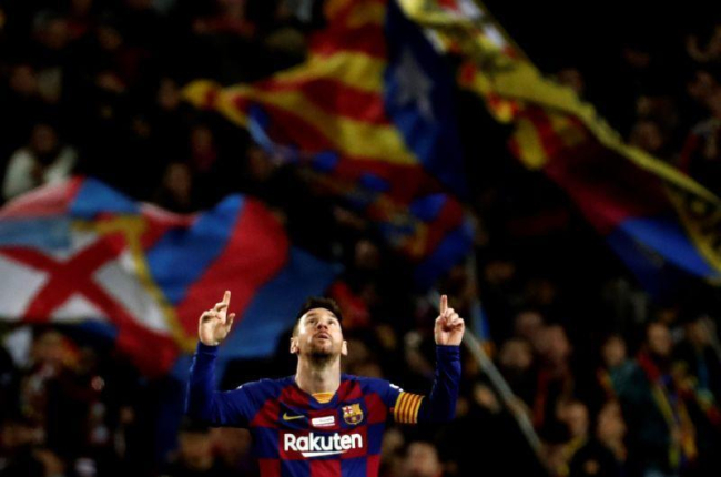 Lionel Messi celebra uno de sus goles ante el Mallorca.-EFE / TONI ALBIR