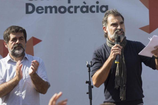 Jordi Sànchez y Jordi Cuixart, en una concentración el pasado 24 de septiembre en Barcelona.-ALBERT BERTRAN