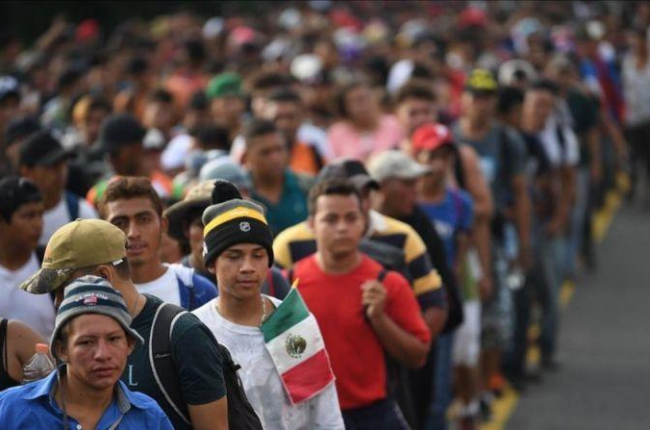 Inmigrantes hondureños, en la carretera que une las localidades mexicanas de Ciudad Hidalgo y Tapachula, el 21 de octubre del 2018.-AFP / PEDRO PARDO