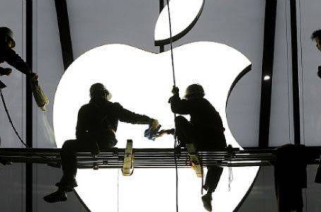 Operarios colocan un logo de Apple en una de las sedes de la compañía.-Foto: REUTERS