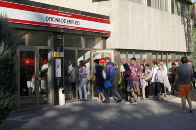 Cola de parados ante una oficina de empleo en Madrid.-AP / PAUL WHITE