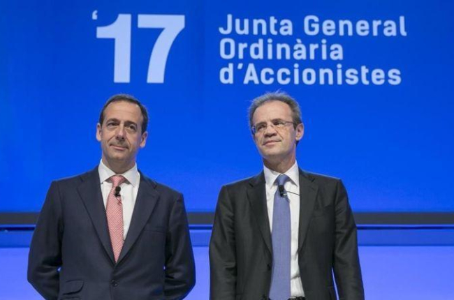 Jordi Gual y Gonzalo Gortázar, en la junta de accionsitas del 2017.-JOAN CORTADELLAS
