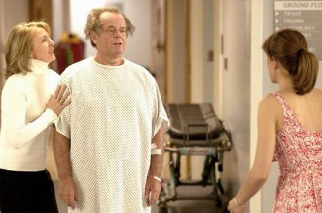 Jack Nicholson, entre Diane Keaton y Amanda Peet, de espaldas, en una escena de 'Cuando menos te lo esperas'.-