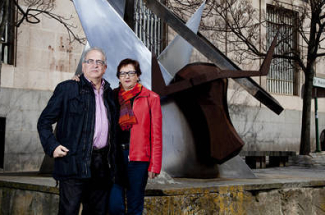Modesto Fernández Córdoba y Dolores Alfonso de Miguel, jurados de la cuadrilla de El Rosel y San Blas, en el monumento a los jurados en la plaza del Olivo. / DIEGO MAYOR-