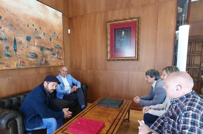 Imagen del encuentro entre el alcalde de León y miembros de Soria Ya, Teruel Existe y León Ruge. HDS