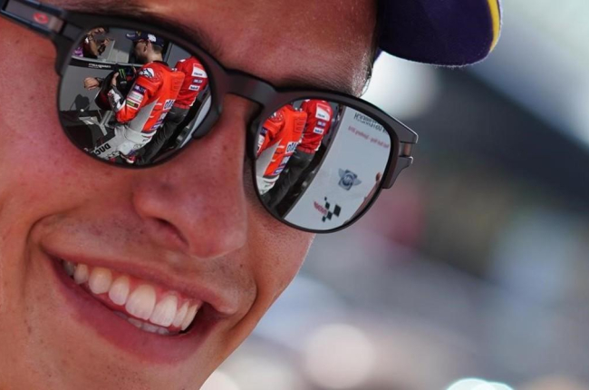 Jorge Lorenzo (Ducati) aparece reflejado en las gafas de Marc Márquez (Honda), en la parrilla de Spielberg (Austria). /-ALEJANDRO CERESUELA