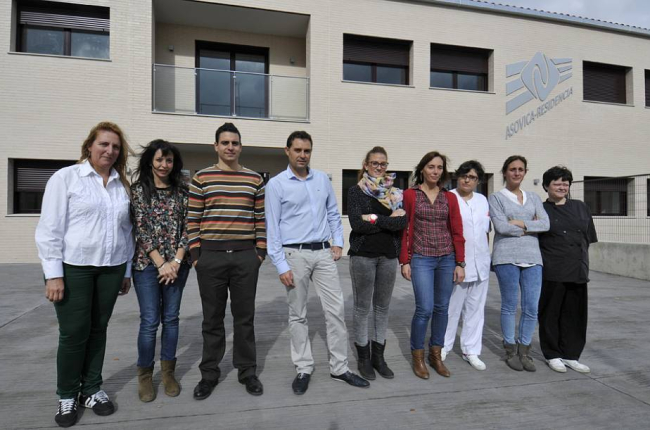 Parte de la plantilla de la residencia de Asovica, ayer a las puertas del centro.-VALENTÍN GUISANDE