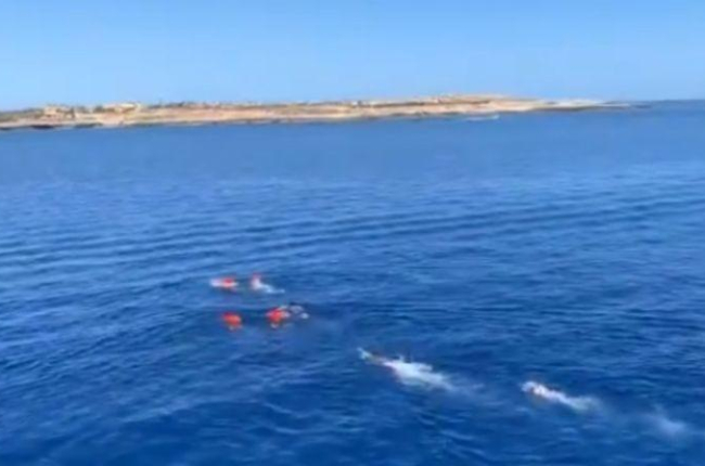 Los migrantes nadan hacia Lampedusa perseguidos por los salvavidas.-ÒSCAR CAMPS