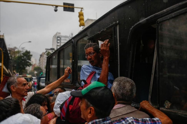 Colas en Caracas para coger el bus.-/ EFE / CRISTIAN HERNÁNDEZ