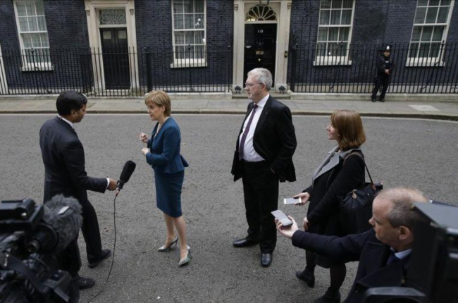 La primera ministra de Escocia, Nicola Sturgeon, habla con la prensa tras reunirse con la primera ministra británica, Theresa May.-AP / ALASTAIR GRANT
