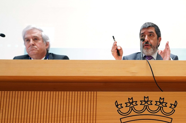 Alfonso Montero, a la izquierda, en una imagen de archivo, junto a Manuel Mitadiel, gerente del Sacyl. ICAL
