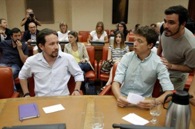Pablo Iglesias, Íñigo Errejón y Alberto Garzón, el pasado jueves en el Congreso.-JOSÉ LUIS ROCA