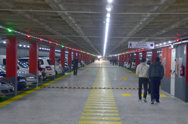 Imagen del interior del parking de El Espolón. / ÁLVARO MARTÍNEZ-