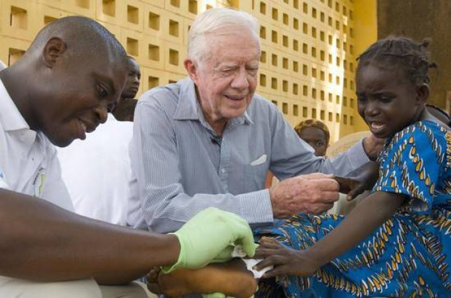 Jimmy Carter, en una campaña de control de la enfermedad de la lombriz de Guinea en el Hospital Savelugu, en Ghana.-Foto: CARTER CENTER / L. GUBB