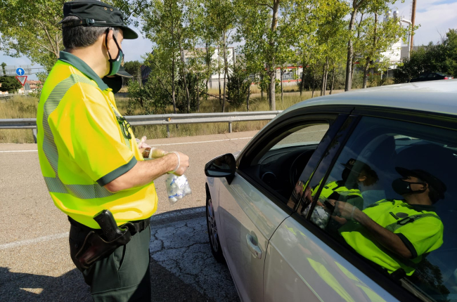 Un agente de la Guardia Civil departe con un conductor. HDS