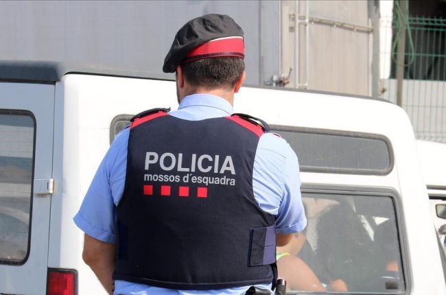 Agentes de los mossos-ANNA FERRAS
