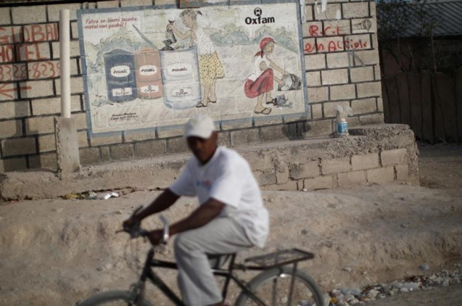 Mural de Oxfam en el campo de desplazados de Corail, en Haití.-REUTERS / ANDRÉS MARTÍNEZ CASARES