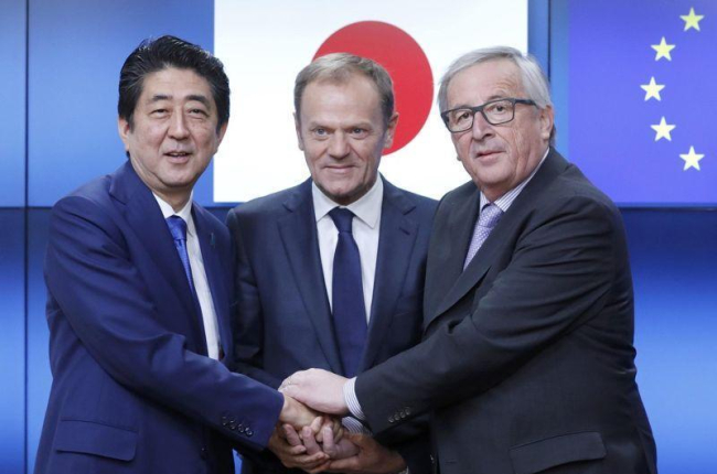 El presidente de la Comisión Europea, Jean-Claude Juncker (a la derecha), con el presidente del Consejo de la UE, Donald Tusk, y el primer ministro japonés, Shinzo Abe.-YVES HERMAN / REUTERS