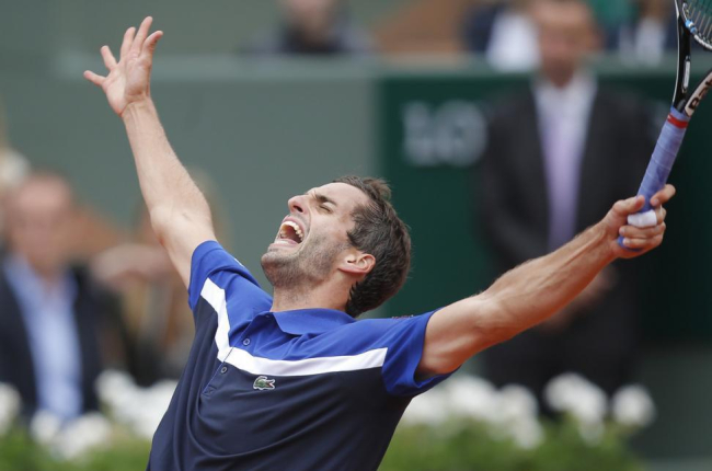 Albert Ramos celebra su victoria ante Milos Raonic en Roland Garros.-AP