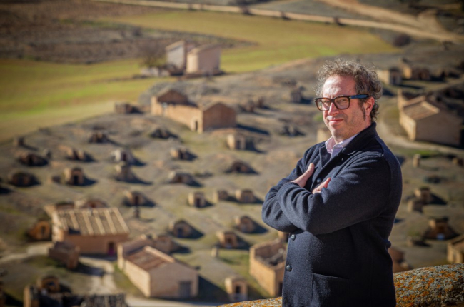 Bertrand Sourdais posa sobre las bodegas tradicionales de Atauta, localidad en la que cultiva las cepas de Dominio de Es, su proyecto vinícola junto con Antídoto. MARIO TEJEDOR