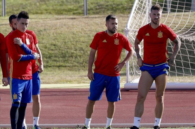 Callejón, junto a Jordi Alba y Sergio Ramosy Sergio Ramos durante el entrenamiento de este martes por la mañana en la ciudad deportiva de Las Rozas.-EFE / BALLESTEROS