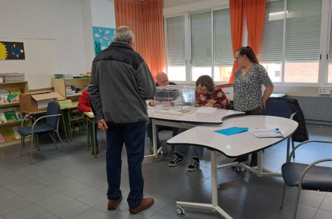 Persona votando este 28M por la mañana en la capital.-P.P.S.