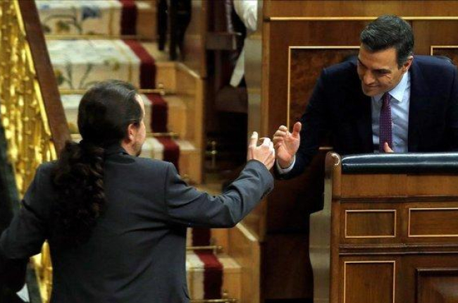Pablo Iglesias saluda a Pedro Sánchez durante el debate de investidura del día 7.-EFE / EMILIO NARANJO