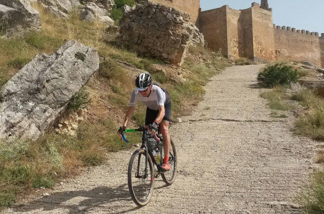 Ciclista en el castillo de Gormaz, dentro del recorrido del Camino del Cid.-HDS