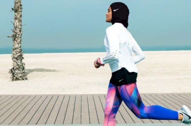 Manal Rostom luce el nuevo hijab deportivo de Nike.-AP / NIKE