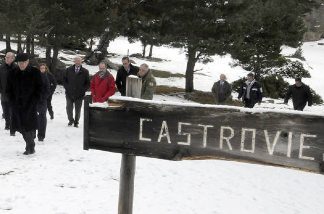 Los alcaldes de las localidades ribereñas a su llegada a un nevado Castroviejo. / ÁLVARO MARTÍNEZ-