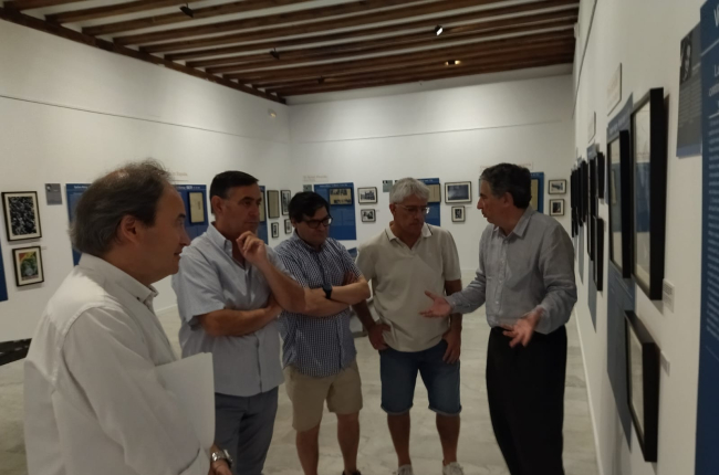 Miembros del Ayuntamiento de El Burgo en la visita a la exposición. HDS
