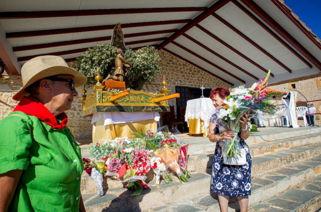 Ofrenda de flores a la Virgen de Inodejo en el 25 aniversario de su coronación. MARIO TEJEDOR