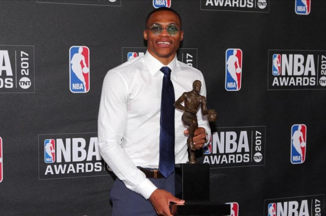 Westbrook posa con el trofeo que le acredita como MVP de la temporada-BRAD PENNER / USA TODAY SPORTS