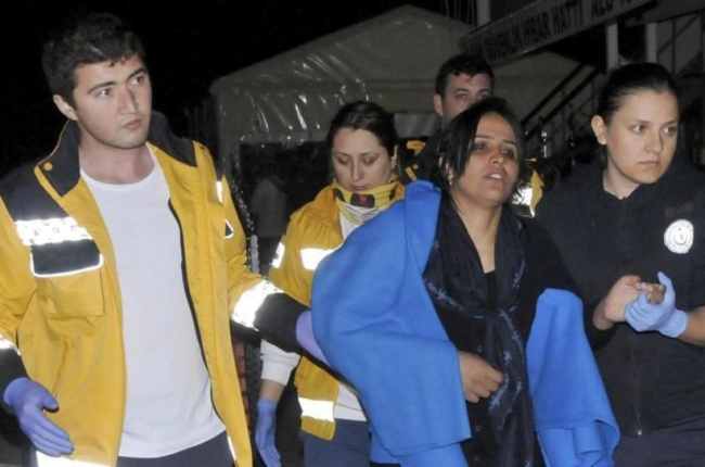 Miembros de los servicios de rescate turcos recogen a refugiados que intentaban alcanzar la costa griega en el mar Egeo en Turquia.-