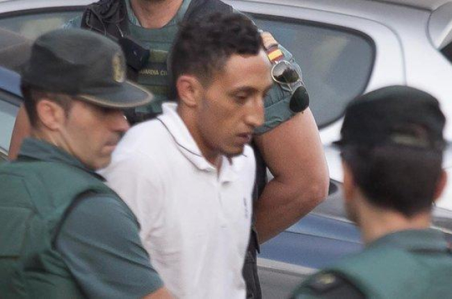 Driss Oukabir, conducido por la Guardia Civil en el centro de detención de Tres Cantos (Madrid) el 22 de agosto de 2017, día en que ingresó en prisión.-STRINGER