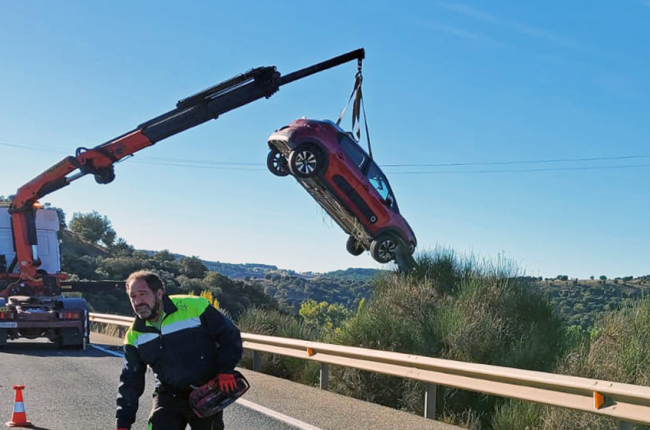 La grúa rescata el coche del talud.-HDS
