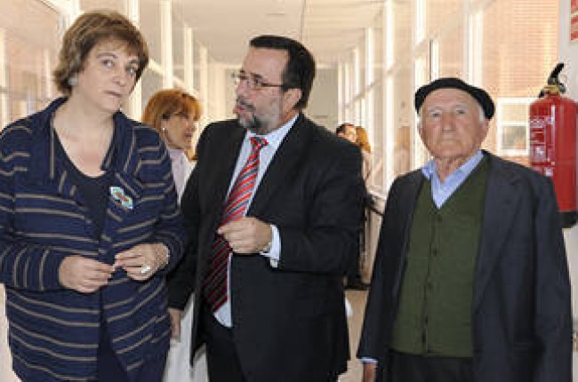 La vicepresidenta de la Junta de Castilla y León, María Jesús Ruiz, visita el centro con su director, Antonio Valdenebro. / VALENTÍN GUISANDE-