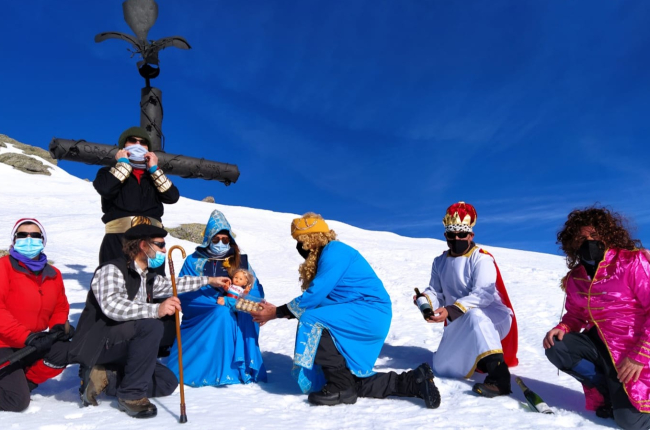 Representación del belén por senderistas del grupo San Bur en Urbión.-A. HERNANDO