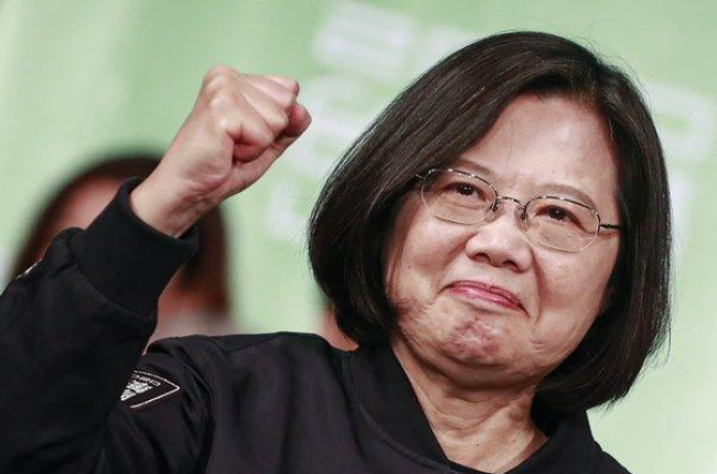 La política Tsai Ing-wen celebra su reeleción como presidenta de Taiwán.-HOW HWEE YOUNG (EPA)