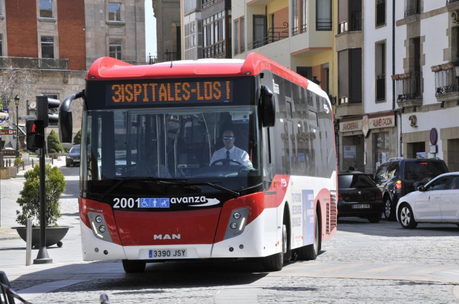 El autobús urbano entrando en Mariano Granados.-Valentín Guisande
