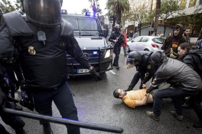 La Policía Nacional ha intentado desalojar a las personas concentradas ante el colegio electoral Ramon Llull.-FERRAN NADEU